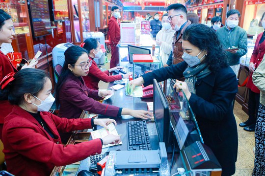 Người dân Hà Nội xếp hàng từ mờ sáng mua vàng ngày vía Thần Tài dưới cái rét 9 độ C - Ảnh 9.