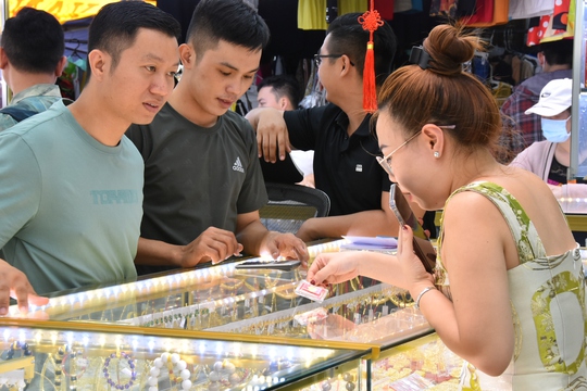 Người dân TP HCM đội nắng giữa trưa đi mua vàng ngày Thần Tài - Ảnh 14.