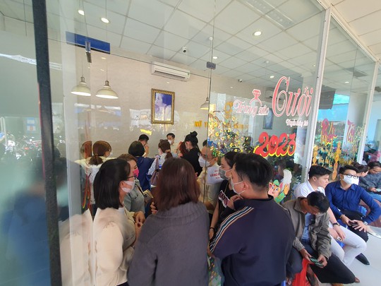 Người dân TP HCM đội nắng giữa trưa đi mua vàng ngày Thần Tài - Ảnh 7.