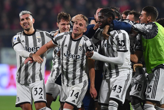 Napoli đứt mạch bất bại, AC Milan và Juventus hưởng lợi - Ảnh 7.