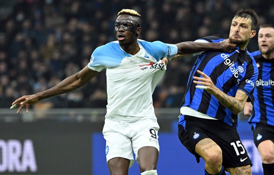 Napoli đứt mạch bất bại, AC Milan và Juventus hưởng lợi - Ảnh 4.