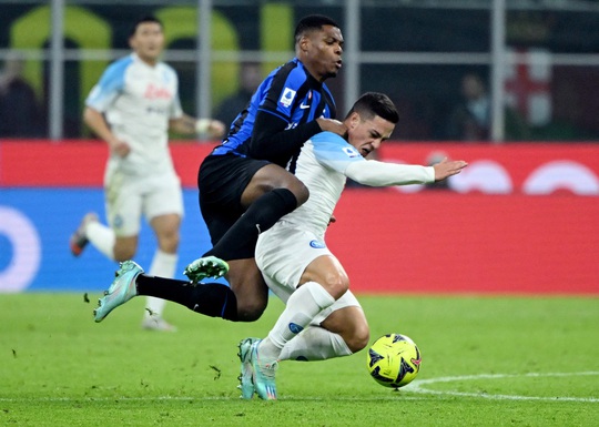 Napoli đứt mạch bất bại, AC Milan và Juventus hưởng lợi - Ảnh 1.