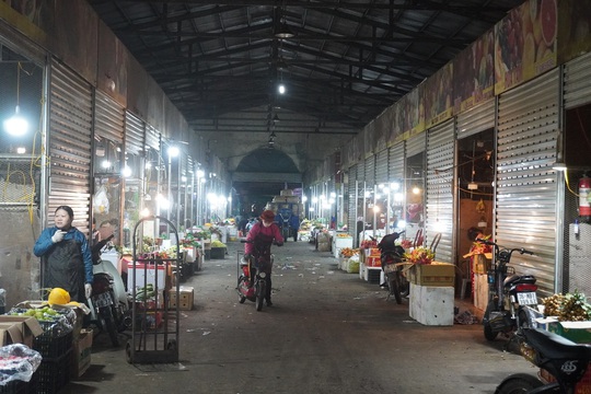 Cửu vạn chờ việc trong đêm lạnh ở chợ đầu mối lớn nhất Thanh Hóa - Ảnh 2.