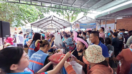 Nghĩa tình với Phiên chợ 0 đồng tại Bệnh viện Thủ Đức - Ảnh 3.