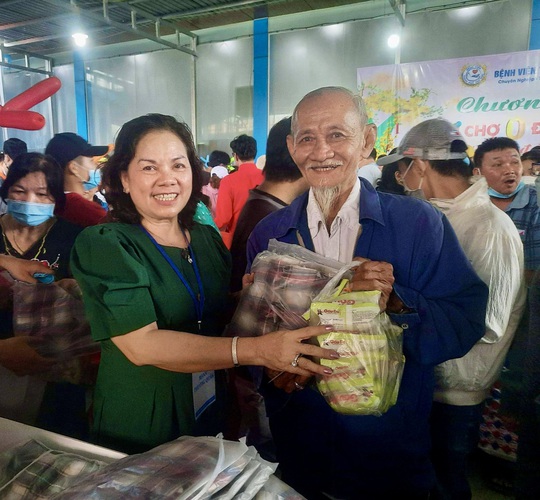 Nghĩa tình với Phiên chợ 0 đồng tại Bệnh viện Thủ Đức - Ảnh 1.
