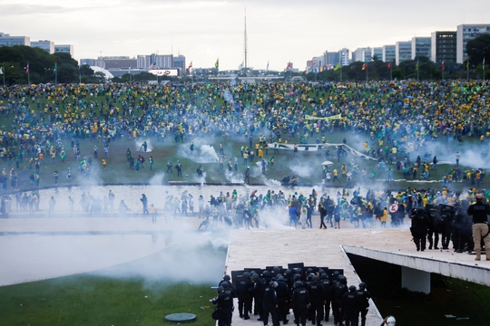 Cảnh sát quét sạch người biểu tình, bắt 400 kẻ bạo loạn ở Brazil - Ảnh 1.
