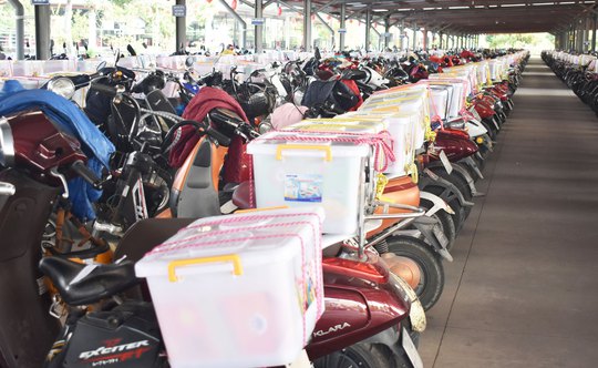 Doanh nghiệp tặng hơn 18.000 suất quà tết cho người lao động, để sẵn trên xe máy - Ảnh 3.