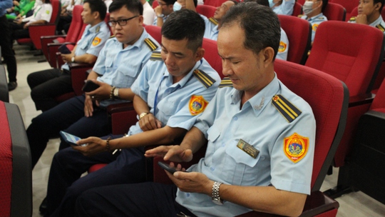 Đoàn viên hào hứng mua sắm tại Phiên chợ Công nhân – online” - Ảnh 1.