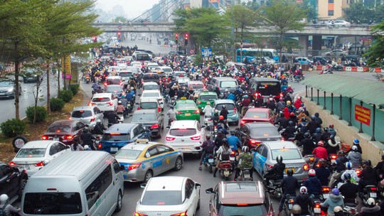 Hình ảnh giao thông tại điểm nóng Ngã Tư Sở trong ngày đầu phân luồng - Ảnh 11.