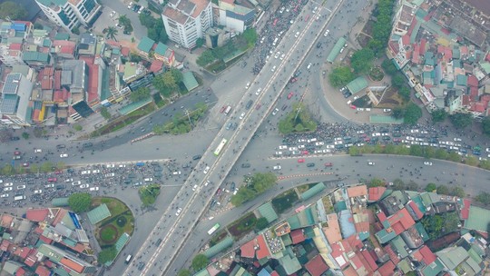 Hình ảnh giao thông tại điểm nóng Ngã Tư Sở trong ngày đầu phân luồng - Ảnh 7.
