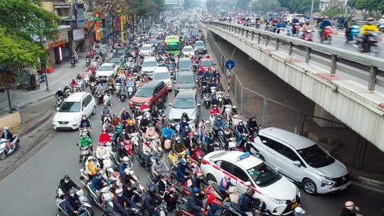 Hình ảnh giao thông tại điểm nóng Ngã Tư Sở trong ngày đầu phân luồng - Ảnh 10.