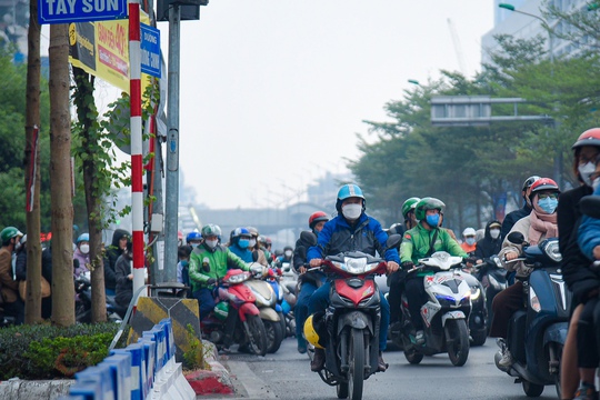 Hình ảnh giao thông tại điểm nóng Ngã Tư Sở trong ngày đầu phân luồng - Ảnh 4.