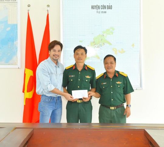 Diễn viên Đoàn Minh Tài cùng quỹ Trái tim nhân ái trao yêu thương tại Côn Đảo - Ảnh 1.