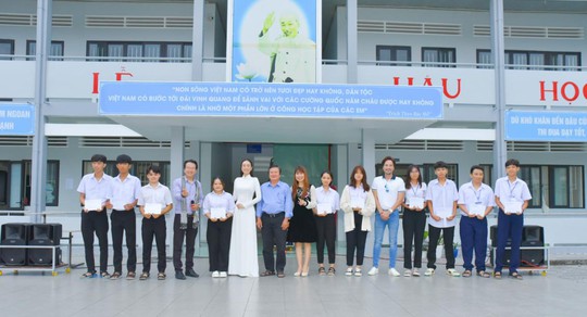 Diễn viên Đoàn Minh Tài cùng quỹ Trái tim nhân ái trao yêu thương tại Côn Đảo - Ảnh 3.