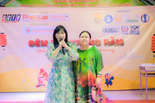 CEO Trần Thị Phấn trao quà trung thu cho Trung tâm Nhân đạo Quê Hương - Ảnh 2.