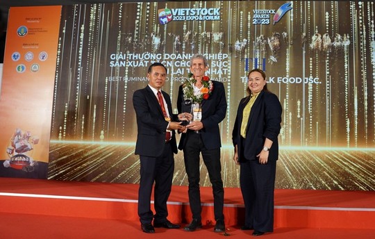 TH true MILK nhận giải thưởng Trang trại chăn nuôi bò sữa tốt nhất Việt Nam - Ảnh 1.