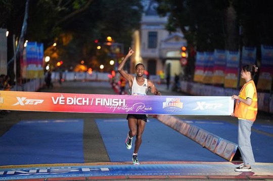 VĐV Lê Thị Tuyết vô địch Giải marathon quốc tế di sản Hà Nội 2023 - Ảnh 4.