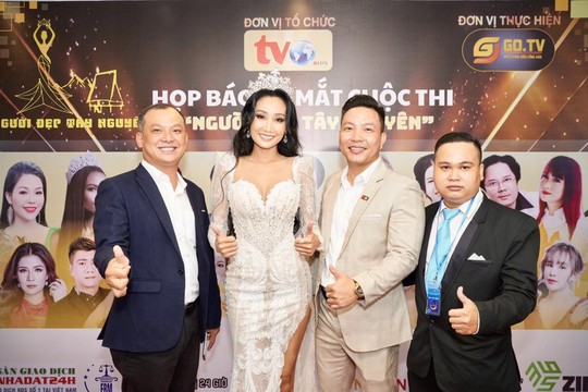 Hoa hậu Huỳnh Thi huấn luyện catwalk cho thí sinh Người đẹp Tây Nguyên - Ảnh 2.