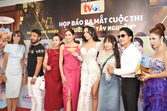 Hoa hậu Huỳnh Thi huấn luyện catwalk cho thí sinh Người đẹp Tây Nguyên - Ảnh 4.