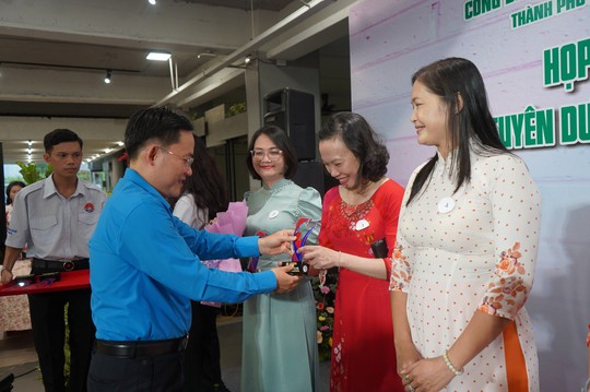 Mang niềm vui đến với nữ CNVC-LĐ - Ảnh 2.