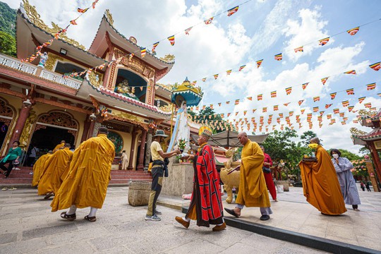 Phật tử mong chờ ngày lễ Vía Quán Thế Âm xuất gia tại núi Bà Đen Tây Ninh - Ảnh 1.