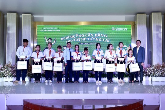 Quỹ Khuyến học sữa đậu nành Việt Nam tặng hơn 400.000 hộp sữa Fami Canxi  - Ảnh 1.