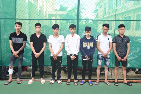 CLIP: 9 đối tượng “biểu diễn” súng, dao tự chế ở công viên bị triệu tập - Ảnh 3.