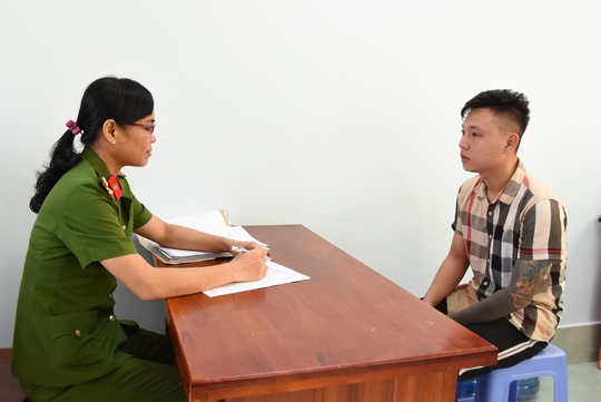 CLIP: 9 đối tượng “biểu diễn” súng, dao tự chế ở công viên bị triệu tập - Ảnh 4.