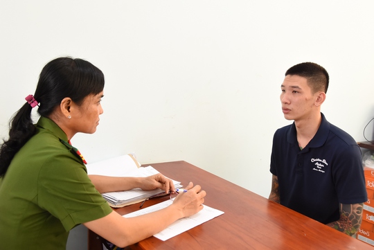 CLIP: 9 đối tượng “biểu diễn” súng, dao tự chế ở công viên bị triệu tập - Ảnh 5.
