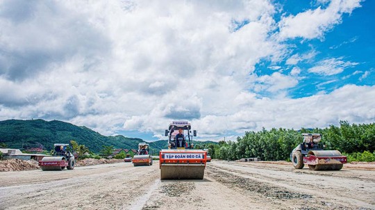 CAO TỐC QUẢNG NGÃI - HOÀI NHƠN: Áp dụng nhiều sáng kiến, giải pháp mới trong thi công - Ảnh 1.