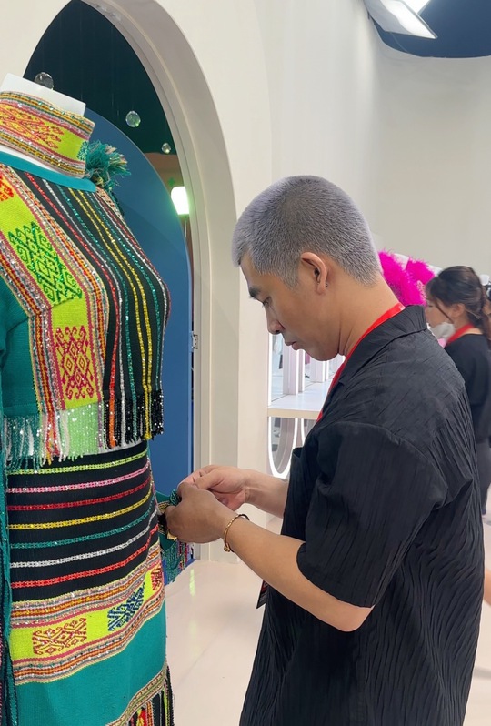 Thu Phương gặp khó khăn về trang phục ở Chị đẹp đạp gió rẽ sóng - Travis Nguyễn nói gì? - Ảnh 5.