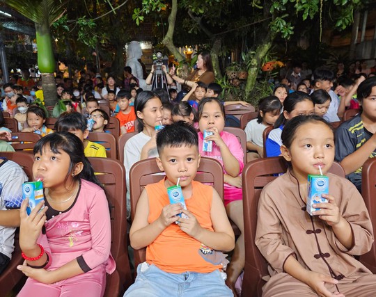 Sữa Cô Gái Hà Lan thắp sáng niềm vui Tết Trung thu cho trẻ em Bình Dương - Ảnh 2.