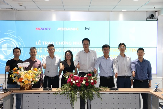 ABBank là ngân hàng đầu tiên đạt chứng nhận ISO 27001:2022 về an toàn thông tin - Ảnh 1.