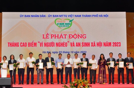 Vietcombank ủng hộ 10 tỉ đồng trong tháng cao điểm ‘Vì người nghèo’ và an sinh xã hội thành phố Hà Nội năm 2023 - Ảnh 3.