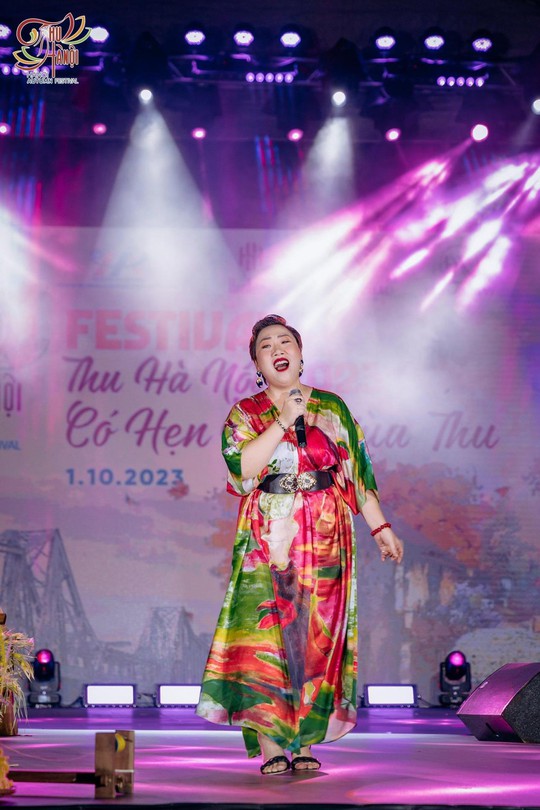 NTK Đào Khánh Vy mang “Hừng Đông” lên sàn diễn Autumn Wedding Fashion show - Ảnh 3.
