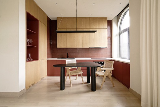 Căn hộ tối giản với nội thất gỗ, vải tái chế - Ảnh 5.