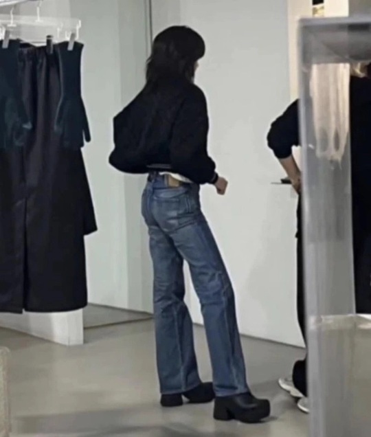 Lisa (BLACKPINK) bị bạn bè xa lánh, đã chia tay với bạn trai tỷ phú? - Ảnh 3.