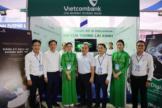 Chi nhánh Vietcombank Quảng Ngãi đưa ngân hàng số đến với khách hàng - Ảnh 1.