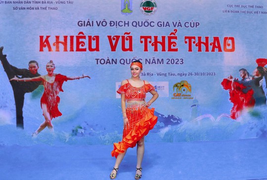 Nguyễn Hồ Hồng Yến đoạt huy chương vàng Dancesport toàn quốc - Ảnh 1.