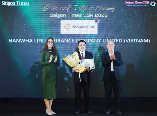 Hanwha Life Việt Nam vinh dự là “Doanh nghiệp vì cộng đồng 2023” lần thứ 3 liên tiếp - Ảnh 1.