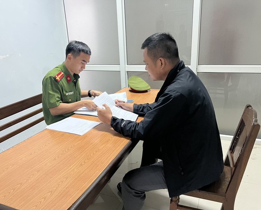 Bắt 2 đối tượng lừa đảo với hình thức chuyển nhượng cổ phần đa cấp - Ảnh 3.