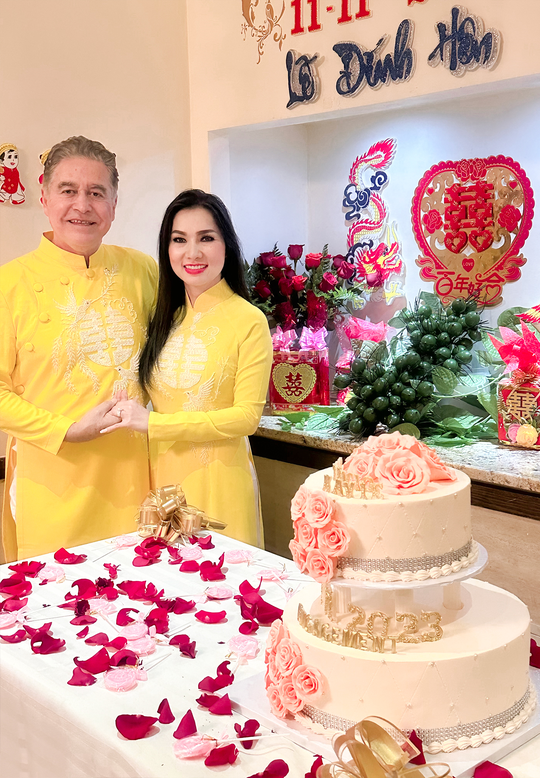 Ca sĩ Kavie Trần và chồng Tây diện áo dài làm lễ đính hôn - Ảnh 1.