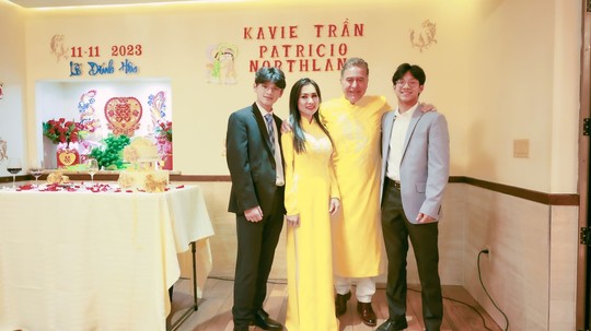 Ca sĩ Kavie Trần và chồng Tây diện áo dài làm lễ đính hôn - Ảnh 4.
