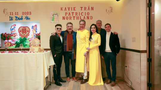 Ca sĩ Kavie Trần và chồng Tây diện áo dài làm lễ đính hôn - Ảnh 2.