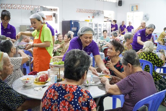 Mondelez Kinh Đô hỗ trợ hơn 27.000 thùng bánh đến cộng đồng thông qua Foodbank Việt Nam - Ảnh 1.