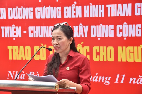 Cờ Tổ quốc và quà đến với người dân khó khăn huyện Nhà Bè - Ảnh 2.