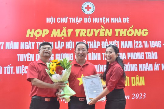 Cờ Tổ quốc và quà đến với người dân khó khăn huyện Nhà Bè - Ảnh 9.