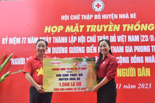 Cờ Tổ quốc và quà đến với người dân khó khăn huyện Nhà Bè - Ảnh 1.