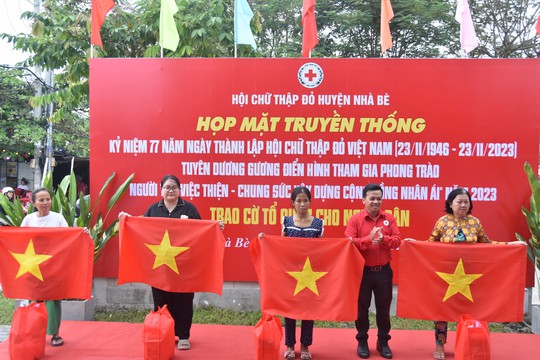 Cờ Tổ quốc và quà đến với người dân khó khăn huyện Nhà Bè - Ảnh 5.