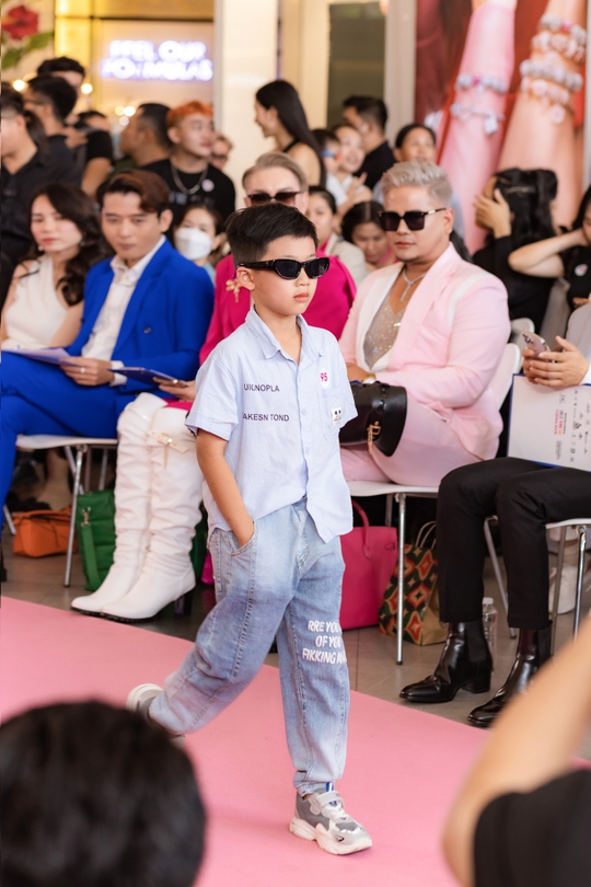 Hàng trăm người mẫu, mẫu nhí đi casting diễn thời trang - Ảnh 1.